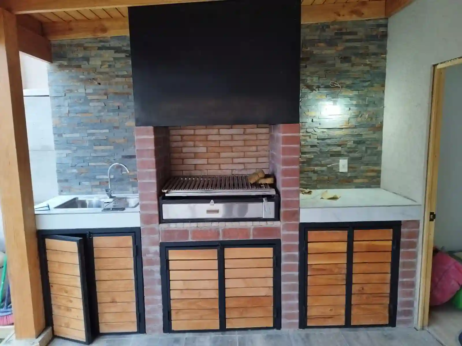 Cobertizo de madera terminado