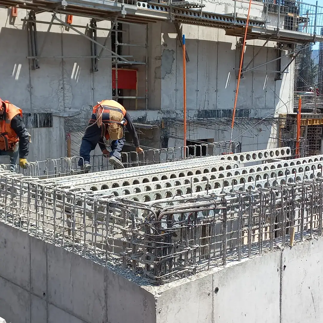 Moldaje de muros en Edificio Senior Suites